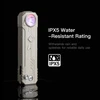 Lampe de poche beige étanche IPX5 avec gouttes d'eau sur fond noir.