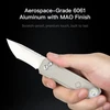 Couteau de poche EDC en aluminium aérospatial 6061 avec finition MAO anti-rayures, tenu en main sur fond noir