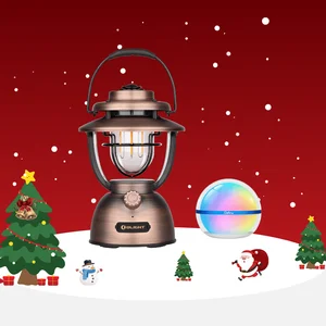 Lanterne rétro bronze Olight, veilleuse multicolore Sphere, et décorations de Noël sur fond rouge et neige