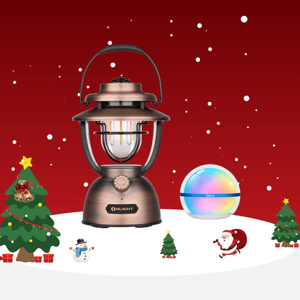 Lanterne rétro bronze Olight, veilleuse multicolore Sphere, et décorations de Noël sur fond rouge et neige