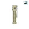 Lampe torche Olight Baton Ultra beige sable de profil avec clip de poche et corps texturé antidérapant pour le camping