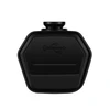 Cache de protection noir en silicone pour port USB de caméra de sport, fond blanc.