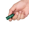 Main tenant une mini-lampe de poche Olight vert foncé avec un porte-clés, fond blanc