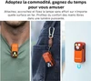 Une lampe de poche Olight orange fixée à un t-shirt, une ceinture et une surface métallique avec un aimant.