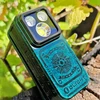 Mini lampe torche Olight Oclip Pro S bleu vert gravée sur un tronc en bois pour camping et activités outdoor