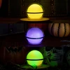 Lampe orbe Olight à couleurs changeantes (jaune, violet, vert) pour ambiance nocturne ou décor d'Halloween.