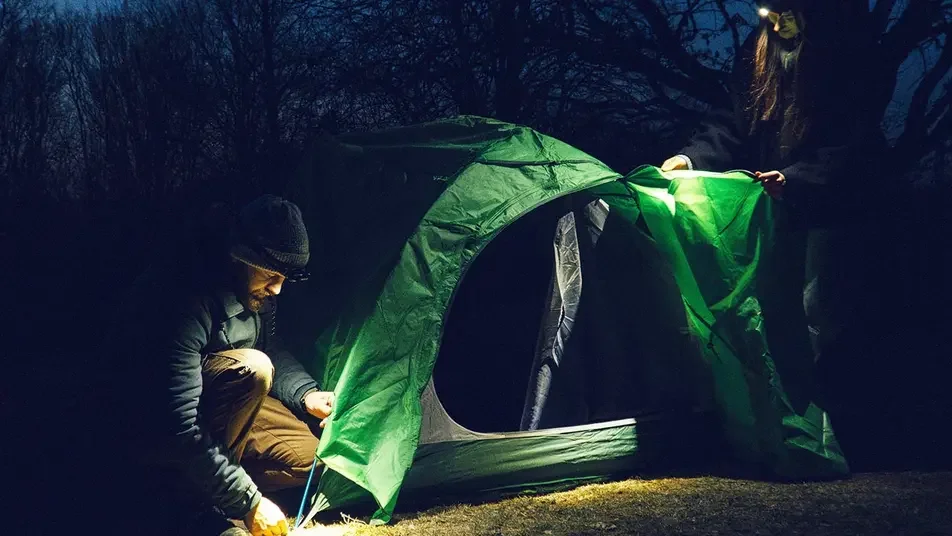 Guide d'achat ultime pour choisir une lampe frontale puissante et rechargeable professionnelle pour le chantier ou le sport selon les lumens