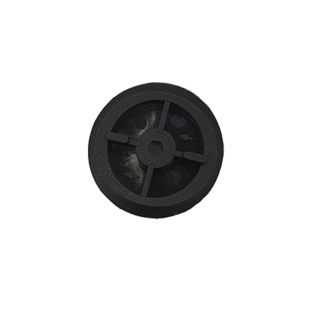 Pièce ronde noire en plastique, insert avec trou central et quatre nervures.