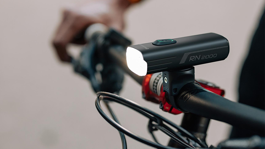 Olight RN 2000 | Éclairage vélo polyvalent pour rando