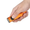 Main tenir une lampe de poche torche EDC compacte orange sur fond blanc