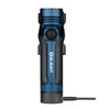 Lampe de poche Olight bleue dans son étui de recharge noir avec câble branché sur fond blanc