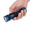 Main tenant la lampe de poche LED Olight Seeker 4 Pro bleue ultra puissante et rechargeable.