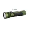Lampe torche Olight verte sur son support de charge noir, câble branché, 5700K-6700K