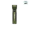 Lampe torche Olight verte sur son support de charge noir, câble branché, 5700K-6700K