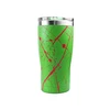 Gobelet isotherme en inox vert avec éclaboussures rouges et couvercle transparent sur fond blanc