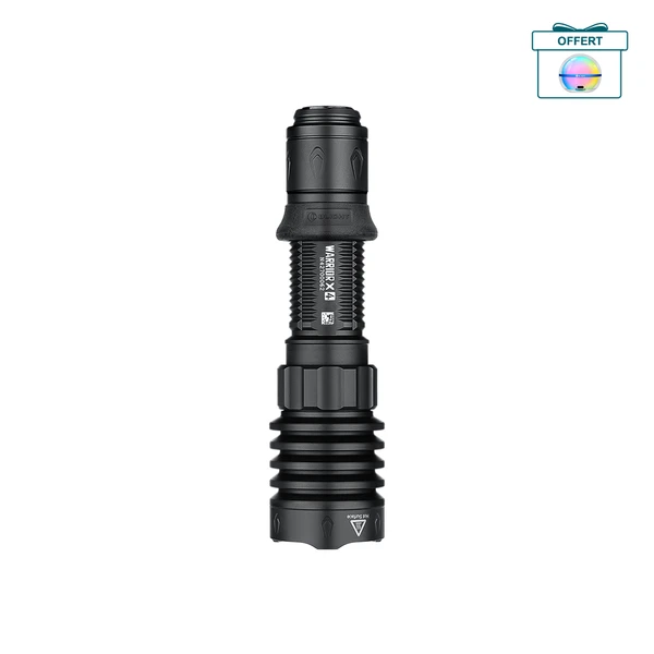 Lampe torche noire Olight rechargeant, gros plan sur le port de charge USB.