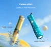 Mini lampes torches Olight I3E jaune et bleue étanches sur fond de plage pour cadeau EDC portable